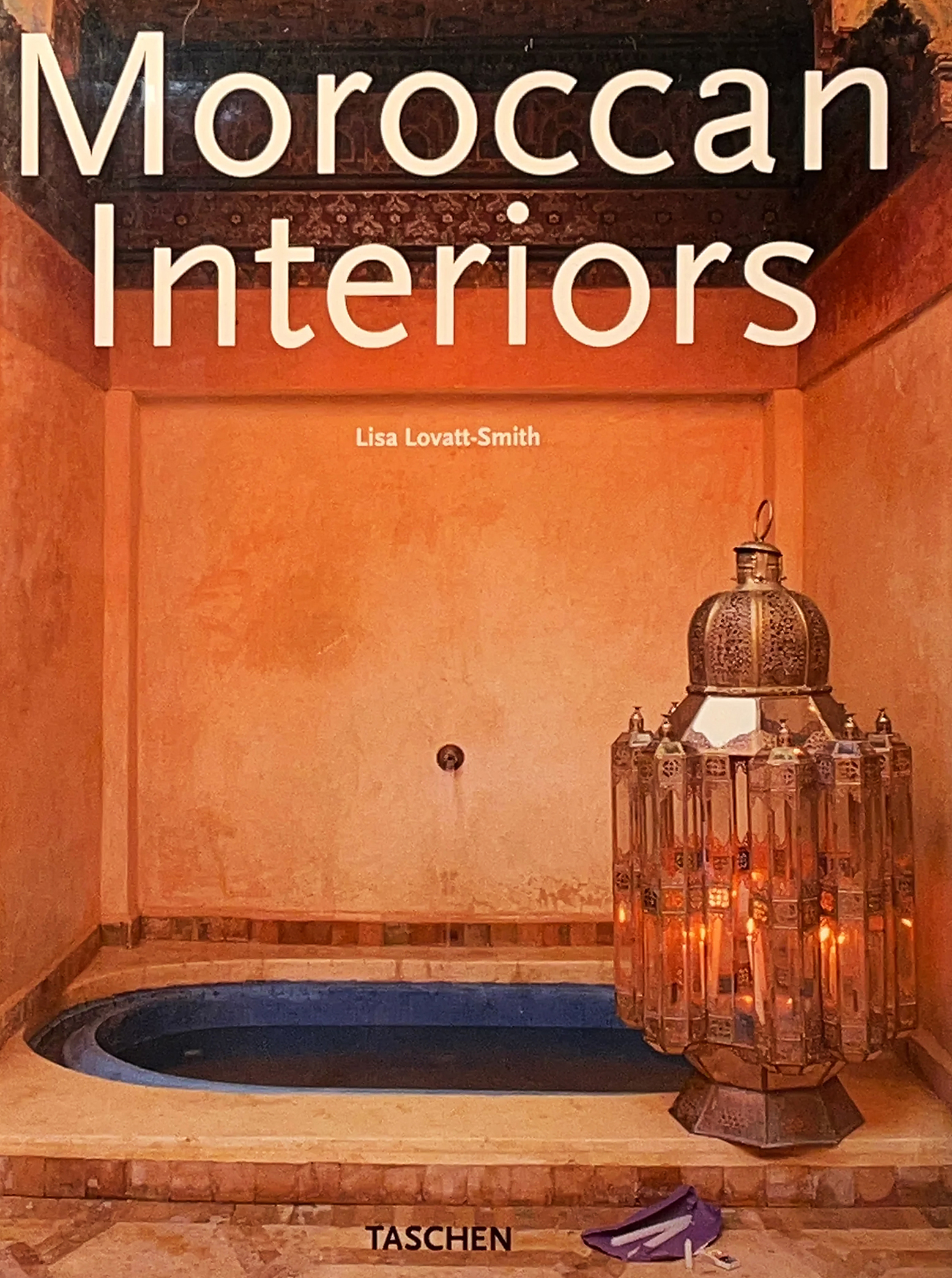 Een prachtig interieurboek. Marokko, reizen, Marokkaans boek. In dit adembenemende boek verkent u de hedendaagse interieurs van het zonnige Afrikaanse land Marokko. U bezoekt onder andere de gerestaureerde paleizen in de medina's van Marrakesh en de bescheiden vissershuisjes van Sisi Moussa d'Aglou.